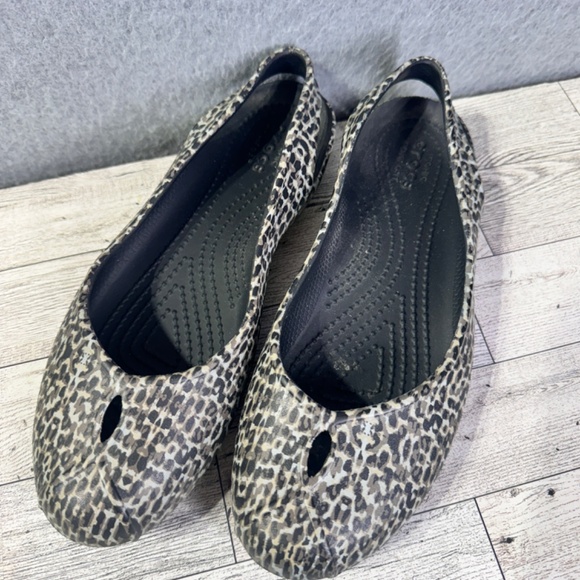 Crocs Olivia II Flat Slingback Casual Shoes Leopard Womens 7 Slip On - Picture 2 of 7